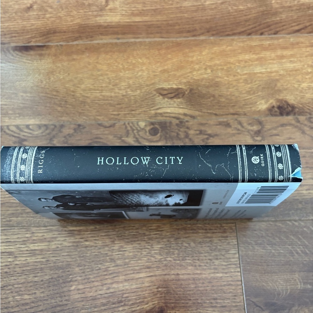 Hollow City by: Ransom Riggs hardcover book - Picture 2 of 4
